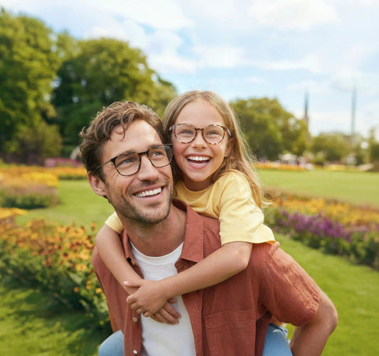 Papá usando lentes con aumento