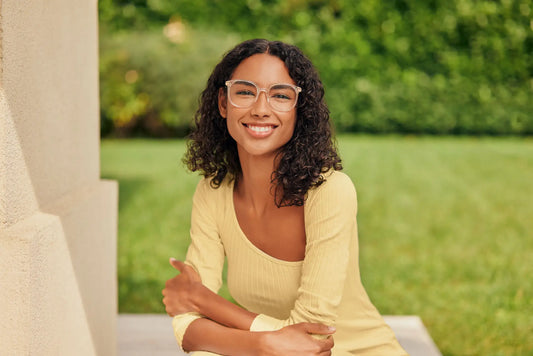 Mujer con lentes progresivos