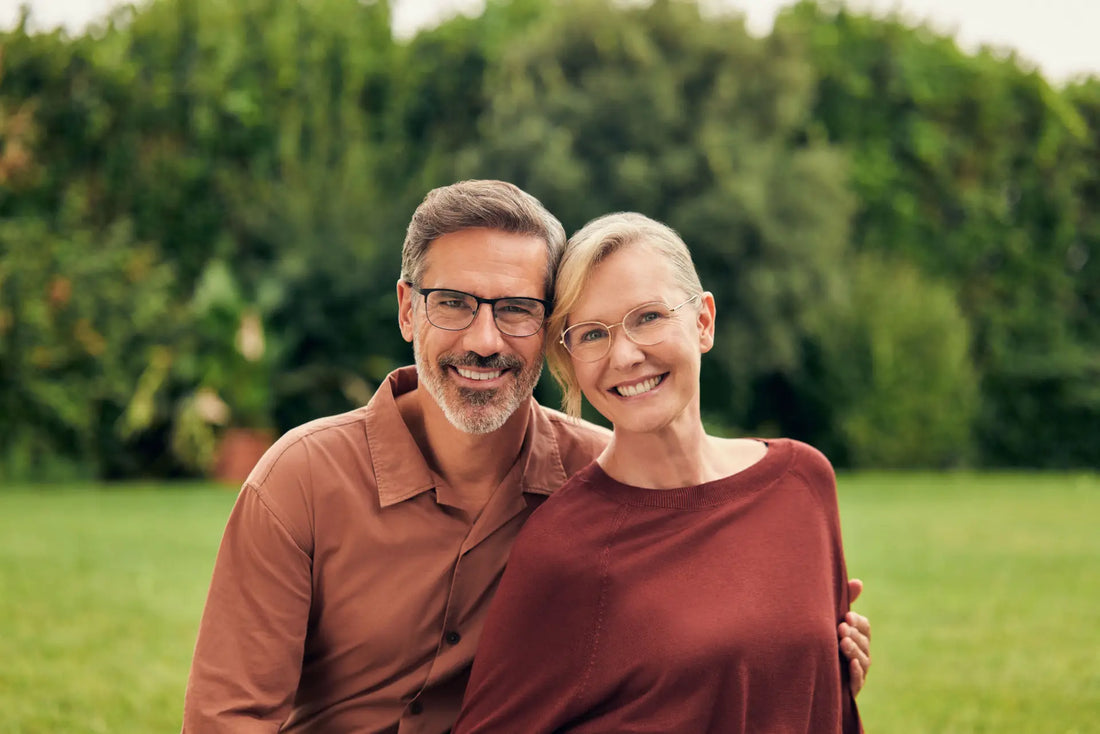 Pareja con lentes en el jardín